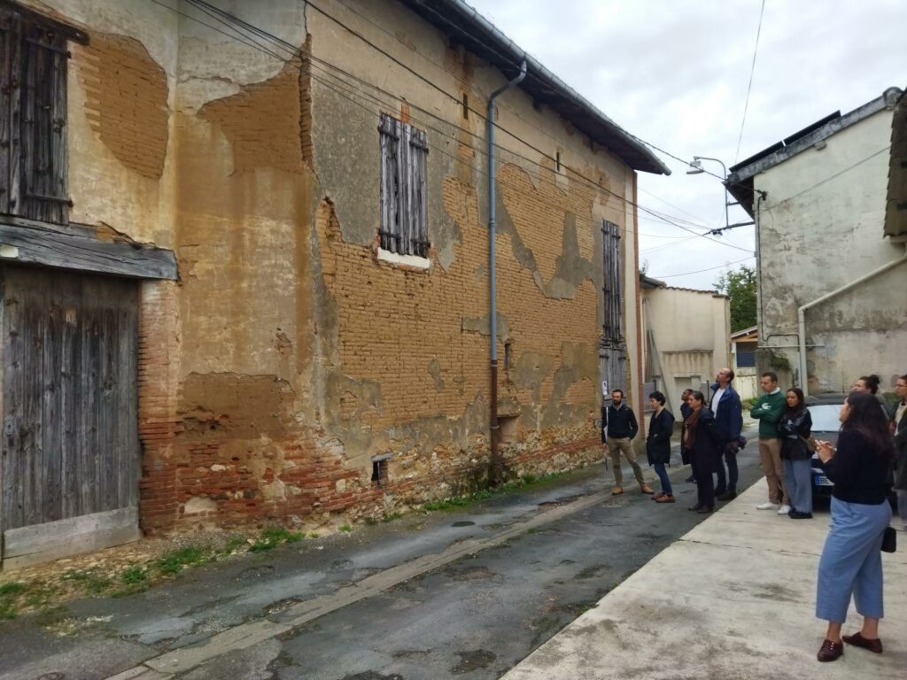 Observation d'une maison ancienne avec l'architecte de Tikaal
